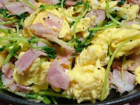 ストウブDe〜豆苗ベーコンエッグ炒め